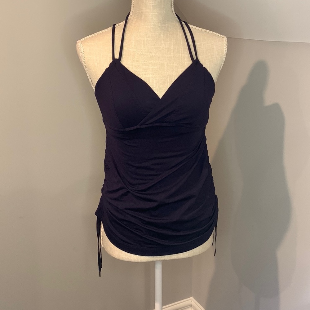 Lululemon tops no size fits like a small size, dark, purple collar.
